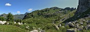 29 Salendo a dx nella Valle dei mughi per la Bocchetta con di fronte la Corna Grande e a dx la 'Falesia dell'Era Glaciale' 